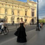 Yeşim Dalgıçer Instagram - #moonlifeawardsparis ✨💙 @moonlifedergi @alperalpofficial @bernamicii Paris’te gerçekleşen bu büyüleyici gecede beni En iyi yardımcı kadın oyuncu ödülü ile onurlandırdığınız için çok teşekkür ederim 🙏🏼♥️✨🧿 Emeklerinize sağlık👏🏽👏🏽👏🏽 Beni bu özel geceye hazırlayan @dressistanbul_official size de çok teşekkür ederim, Paris’te de yalnız bırakmadınız 🥰🙏🏼🌸