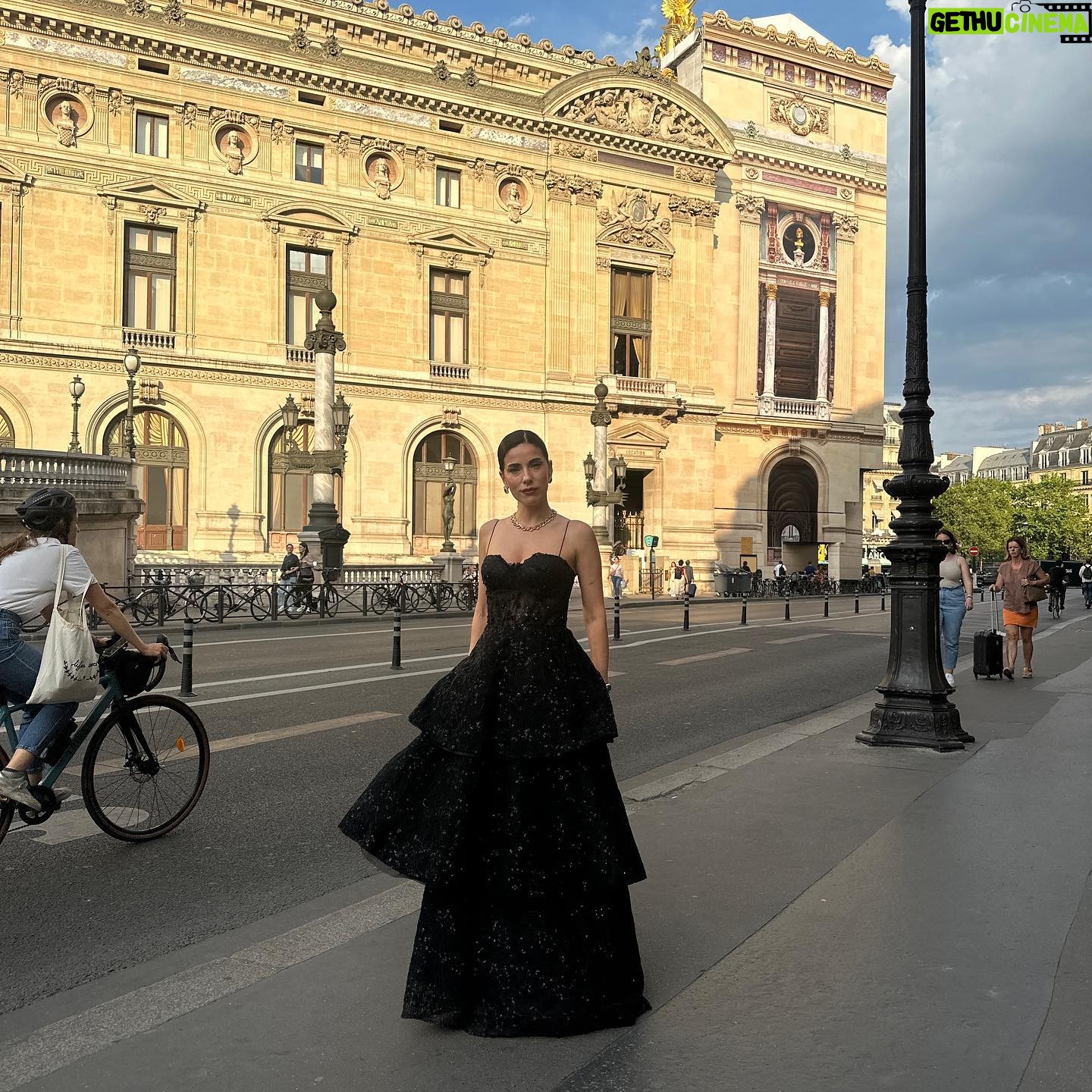 Yeşim Dalgıçer Instagram - #moonlifeawardsparis ✨💙 @moonlifedergi @alperalpofficial @bernamicii Paris’te gerçekleşen bu büyüleyici gecede beni En iyi yardımcı kadın oyuncu ödülü ile onurlandırdığınız için çok teşekkür ederim 🙏🏼♥️✨🧿 Emeklerinize sağlık👏🏽👏🏽👏🏽 Beni bu özel geceye hazırlayan @dressistanbul_official size de çok teşekkür ederim, Paris’te de yalnız bırakmadınız 🥰🙏🏼🌸