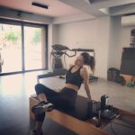 Yeşim Dalgıçer Instagram - Spor yapmak için bahane yaratmayın.Evde de yapabileceğiniz hareketler diyor @tarkanoksuz 😉 Ben zorlamayla yapabiliyorum 🙈😂 @hitworkoutstudio #ilovethisgame