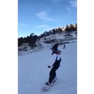 Yeşim Dalgıçer Instagram - Hep kardan adam yapacak değiliz ☃️ @cenkyigit hocam ✌🏼😂