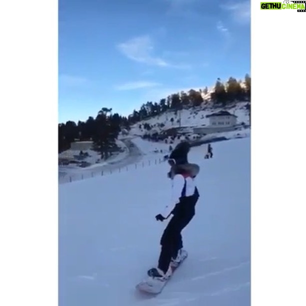Yeşim Dalgıçer - 1.7K Likes - Hep kardan adam yapacak değiliz ☃️ @cenkyigit hocam ✌🏼😂