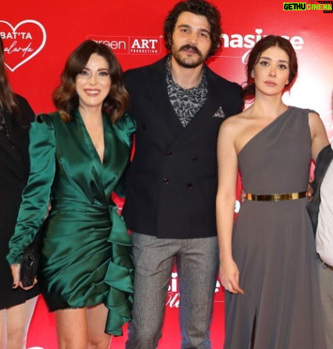 Yeşim Dalgıçer - 4.8K Likes - Dün gece galası gerçekleşen filmimiz @nasipseolurfilm taze #tbt #14şubat tüm sinemalarda...Bu özel geceye beni hazırlayan @tubaerginofficial a elbisem için çok teşekkür ederim 😍 makyajım için @makyaj_art filizime ❤️🙏🏼 ve saçlarım için @divaskuafor 😊🙏🏼❤️ Çoook teşekkürler