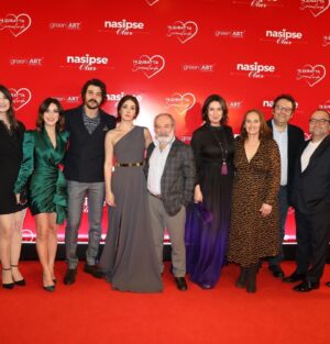 Yeşim Dalgıçer Instagram - Dün gece galası gerçekleşen filmimiz @nasipseolurfilm taze #tbt #14şubat tüm sinemalarda...Bu özel geceye beni hazırlayan @tubaerginofficial a elbisem için çok teşekkür ederim 😍 makyajım için @makyaj_art filizime ❤️🙏🏼 ve saçlarım için @divaskuafor 😊🙏🏼❤️ Çoook teşekkürler