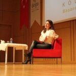 Yeşim Dalgıçer Instagram - #deney #kimya birlikte geçirdiğimiz eğlenceli dakikalardan bir kısmı 😊Deneyler, söyleşiler ve samimi misafirperverliğiniz için çok teşekkür ederim 🙏🏼 @eryamandogakoleji 🤗🌺 #mutluhaftasonları ❤️