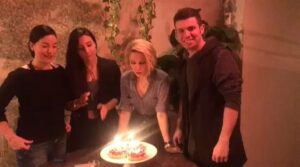 Yeşim Dalgıçer Instagram - Biraz gecikmeli ama kutlanmalı 🙈 💙iyiki doğdun canııımmmm 🎂🎁🎉🎊 herşey gönlünce olsun bitanem  tüm dileklerimiz kabul olsun 🙏🏼❤️🌹🤗😘 @acelyatopaloglu @serhan_atak @__buketgungordu