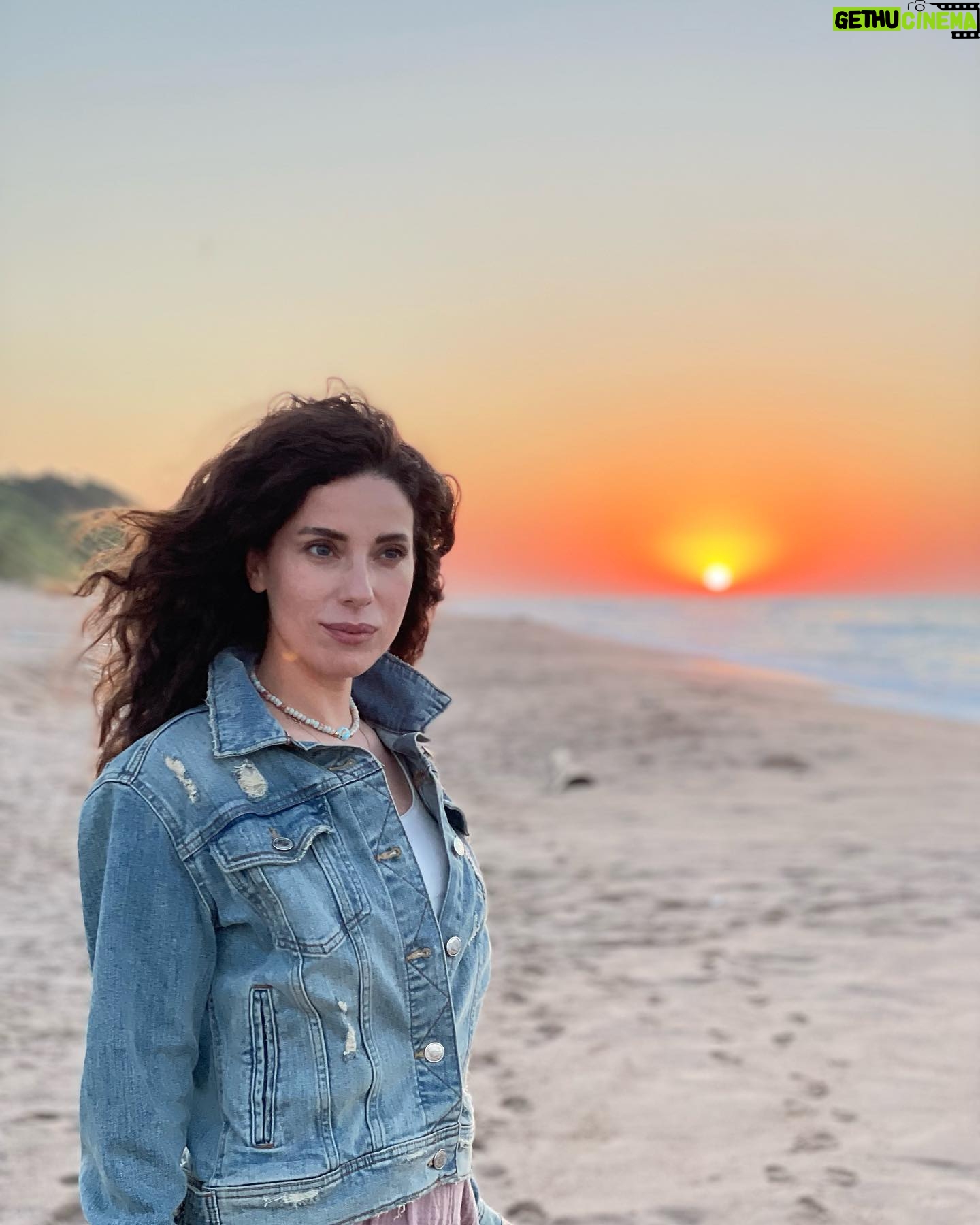 Yeşim Dalgıçer - 4.8K Likes - 📸 @acelyatopaloglu 🥰 #sunset 😍