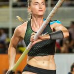 Yelena Isinbayeva Instagram - Друзья, прекрасная новость прилетела из Цюриха! ⠀ Наша красавица, наш боец, наша целеустремлённая и уверенная @aanzh, выиграла Бриллиантовую лигу, с супер результатом 5.01.🥳🥳🥳 ⠀ Эта хрупкая, но сильная девушка, вписала свое имя в историю женских прыжков с шестом, став 4ой в мире, кто преодолел рубеж 5 метров. ⠀ Я счастлива, что Анжелика присоединилась ко мне в клуб 5 метровичек. ⠀ Теперь я спокойна, теперь я уверена, лидерство в этой дисциплине Анжелика не отдаст! ⠀ Было честью соревноваться с ней в одном секторе! ⠀ Спасибо за сезон @aanzh и @lasitskene.maria ⠀ Браво девочки !👏🏻👏🏻👏🏻💐💐💐🥳🥳🥳