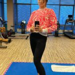 Yelena Isinbayeva Instagram - ☝🏻Хотите красивые тело - тренируйтесь каждый день! ⠀ 😷И не говорите, что у вас нет времени! ⠀ В сутках 24 часа. ⠀ Один час для себя вы найти точно сможете… ⠀ ❌Другое дело, если вам это не надо, или вы ленивая …, или … Придумайте третью отговорку сами! 😜 ⠀ ☝🏻If you want a beautiful body, train every day! ⠀ 😷And don't say you don't have time! ⠀ There are 24 hours in a day. ⠀ You can definitely find one hour for yourself… ⠀ ❌It's another matter if you don't need it, or you're lazy..., or … Come up with a third excuse yourself! 😜 ⠀ #isinbaeva #исинбаева #motivation #perfectbody #isinbaevacoach #sport #спорт