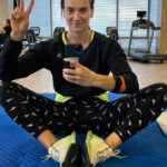 Yelena Isinbayeva Instagram - Мой путь к началу ежедневных тренировок. ⠀ •День 1️⃣ Жуткая ломка, организм сопротивляется. Сознание говорит: - ты в этой жизни уже всем всё доказала. Отдохни, поспи, тебе точно не нужны тренировки. ⠀ •День 2️⃣ Организм говорит: - ты с ума сошла, ходи хотя бы 2-3 раза в неделю. Зачем тебе каждый день тренироваться. Сознание говорит: - ты же ни к чему не готовишься, зачем тебе снова себя перебарывать и заставлять? … ⠀ •День 3️⃣ ⠀ Организм: - Лена, ты конечно молодец, но мышечная боль мне вообще не нравиться. Сознание продолжает говорить: - успокойся уже наконец. Займись чем-нибудь другим. Сколько можно этим спортом заниматься. ⠀ •День 4️⃣ ⠀ Организм: - Леночка, какая же ты молодец, как здорово вновь чувствовать своё тело, как же приятна эта шикарная мышечная боль, так много энергии у меня. Сознание: - вот поэтому ты и побеждаешь. Вот поэтому ты достигаешь целей. Лена, ты умница, что не пошла на поводу у своей лени. ⠀ •День 5️⃣ ⠀ Сознание: - Лена я кайфую, Лена, я тебя обожаю, Лена, какое счастье снова тренироваться и получать от тренировок удовольствие. Сознание: - Лена, ты герой! Я тобой горжусь. ⠀ И это только начало 🥳 ⠀ Друзья, профессиональным спортсменам так же тяжело, как и вам заставить себя тренироваться. Единственное отличие, мы знаем как себя мотивировать. ⠀ Похожа моя История на вашу 😌? ⠀ Кто в вашей борьбе победил? ⠀ #Исинбаева#isinbaeva#selfconfidence#strongmind#силаволи#sportgirl#sport