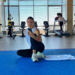 Yelena Isinbayeva Instagram - ☝🏻Распространённое убеждение, что для спортсменов не составляет труда постоянно тренироваться и держать себя в форме. ⠀ Это конечно глубокое заблуждение. ⠀ После завершения профессиональной карьеры уровень нагрузки резко падаёт, а объём поглощаемых калорий остаётся прежним. Соответсвенно, очень быстро лишняя еда превращается в жир. Перегнать этот жир в энергию и мышцы, катастрофически сложно. Вывод: нам приходиться перестраивать работу всего организма после завершения спортивной карьеры, в то время, как обычным людям этого делать не нужно. ⠀ It is a common belief that it is not difficult for athletes to constantly train and keep themselves in shape. ⠀ This is of course a deep misconception. ⠀ After completing a professional career, the load level drops sharply, and the amount of calories absorbed remains the same. Accordingly, very quickly excess food turns into fat. It is catastrophically difficult to overtake this fat into energy and muscle. Conclusion: we have to rebuild the work of the whole body after completing a sports career, while ordinary people do not need to do this. ⠀ #исинбаева#isinbaeva#training#sport#спорт#mind#selfconfidence