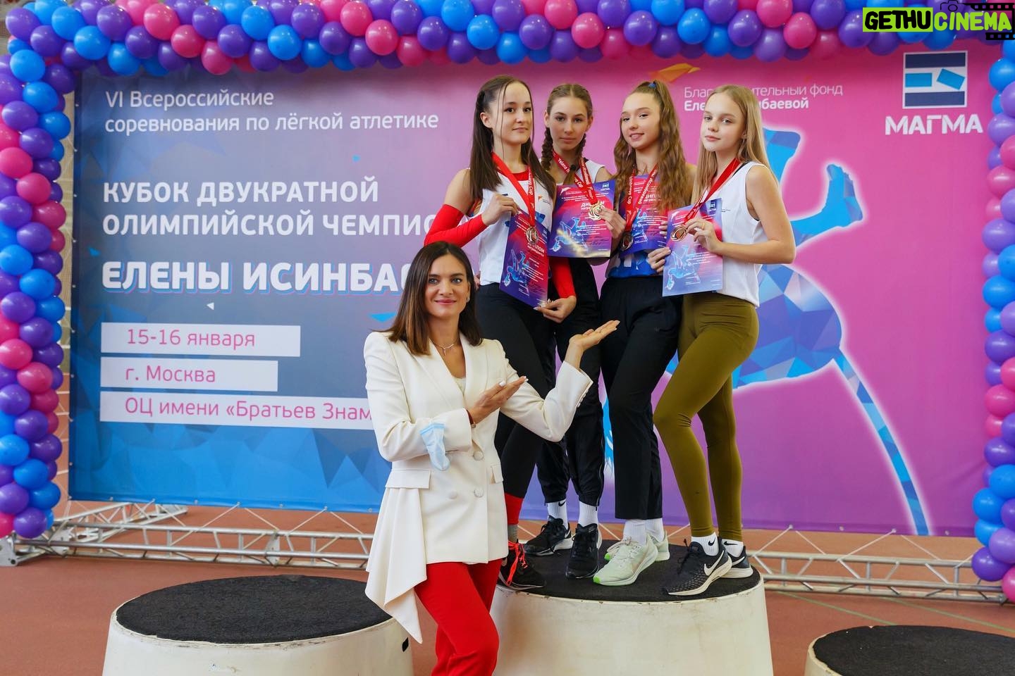 Yelena Isinbayeva Instagram - 🏆Это были удивительные два соревновательных дня! 🏆🥳 ⠀ 11 регионов приняли участие в турнире #кубокисинбаевой в Москве. ⠀ Сегодня день был полон ярких побед, личных рекордов, восторженных отзывов от тренеров и судей! ⠀ Да, что-либо развивать очень сложно, но безумно интересно! ⠀ Я верю, наш @isinbaeva.fund турнир «Кубок Двукратной олимпийской чемпионки Елены Исинбаевой» станет для многих участников отправной точкой к Олимпийским победам 🥇 ⠀ Для совсем юных атлетов, а у нас участники возраста 14-15 лет, крайне важна наша поддержка и личный пример! ⠀ Мы, @isinbaeva.fund безумно любим легкую атлетику и верим в ее возражение! ⠀ Спасибо всем участникам соревнований за высокие результаты, а тренерам, за качественную подготовку. ⠀ Спасибо ООО «Магма» за финансовую помощь и поддержку! В подарок за победы, участники получали эксклюзивные футболки, а за рекорд соревнований, фирменные худи от @isinbaeva.merch . ⠀ @isinbaeva.fund немного отдохнём и начнём подготовку к летнему кубку Исинбаевой 🏆 ⠀ P.S. все протоколы соревнований на сайте @rusaf_official ⠀ #исинбаева #isinbaeva #trackandfield #sport #U15 #youthsport #еленаисинбаева