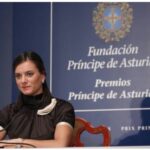 Yelena Isinbayeva Instagram - ❗️Amigos, en pocas ocasiones reacciono a alguna noticia o artículo relacionados con mi nombre… Pero esta vez he decidido poner los puntos sobre las íes para todos los que están interesados en este tema y para los que les interesa la verdad. Así que, para empezar, me presento de nuevo. Yo, Yelena Isinbaeva, leyenda del atletismo mundial / salto con pértiga. Desde los 5 hasta los 15 años me dediqué a la gimnasia deportiva, tengo la categoría de Maestro del deporte. Desde los 15 hasta los 34 años me dediqué al salto con pértiga. A los 20 años conseguí mi primer récord del mundo de salto con pértiga de 4.83. A los 21 años (2004) gané mi primer de oro olímpico con un nuevo récord mundial de 4.91. A los 22 años entré en la historia del atletismo mundial y del deporte en general, como la primera mujer que realizó un salto de 5 metros. (P.S. para todos los interesados, Youtube les puede ayudar, comprueben los hechos). A los 26 gané mi segundo oro olímpico con un nuevo récord mundial de 5.05. A los 30 (año 2012) con un desgarro muscular gané la medalla de bronce en la Olimpiada de Londres. Durante mi carrera conseguí 30 récords mundiales, gané 7 Campeonatos del Mundo, 2 Campeonatos de Europa, Copa del Mundo. Fui declarada la mejor deportista del planeta. El vigente récord del mundo en salto con pértiga femenino de 5.06 m. sigue perteneciéndome, desde hace ya 11 años. Se me han concedido los más grandes premios por los enormes logros deportivos, también a nivel internacional (dos veces se me ha considerado la mejor deportista del planeta LAUREUS WORLD SPORT AWARD, se me ha concedido el Premio Príncipe de Asturias (en estos momentos Rey de España Felipe VI, por mis grandes méritos deportivos), considerándome la mejor deportista de Europa muchos años consecutivos. Continuación del texto en el carrusel…
