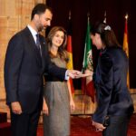Yelena Isinbayeva Instagram - ❗️Amigos, en pocas ocasiones reacciono a alguna noticia o artículo relacionados con mi nombre… Pero esta vez he decidido poner los puntos sobre las íes para todos los que están interesados en este tema y para los que les interesa la verdad. Así que, para empezar, me presento de nuevo. Yo, Yelena Isinbaeva, leyenda del atletismo mundial / salto con pértiga. Desde los 5 hasta los 15 años me dediqué a la gimnasia deportiva, tengo la categoría de Maestro del deporte. Desde los 15 hasta los 34 años me dediqué al salto con pértiga. A los 20 años conseguí mi primer récord del mundo de salto con pértiga de 4.83. A los 21 años (2004) gané mi primer de oro olímpico con un nuevo récord mundial de 4.91. A los 22 años entré en la historia del atletismo mundial y del deporte en general, como la primera mujer que realizó un salto de 5 metros. (P.S. para todos los interesados, Youtube les puede ayudar, comprueben los hechos). A los 26 gané mi segundo oro olímpico con un nuevo récord mundial de 5.05. A los 30 (año 2012) con un desgarro muscular gané la medalla de bronce en la Olimpiada de Londres. Durante mi carrera conseguí 30 récords mundiales, gané 7 Campeonatos del Mundo, 2 Campeonatos de Europa, Copa del Mundo. Fui declarada la mejor deportista del planeta. El vigente récord del mundo en salto con pértiga femenino de 5.06 m. sigue perteneciéndome, desde hace ya 11 años. Se me han concedido los más grandes premios por los enormes logros deportivos, también a nivel internacional (dos veces se me ha considerado la mejor deportista del planeta LAUREUS WORLD SPORT AWARD, se me ha concedido el Premio Príncipe de Asturias (en estos momentos Rey de España Felipe VI, por mis grandes méritos deportivos), considerándome la mejor deportista de Europa muchos años consecutivos. Continuación del texto en el carrusel…