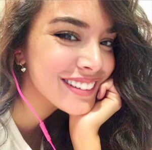 Yeliz Şar Instagram - Şebonun yemeğinin bitmesini beklerken😀hep geç kalıyorsun ama😂 @bebirko
