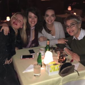 Yeliz Şar Instagram - Can kızlar💗 @pelinakil @seyhansasko @meldagur