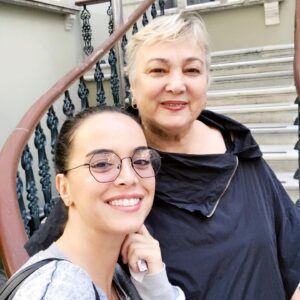 Yeliz Şar Instagram - Anneler günün kutlu olsun olsun biricik annem,sırdaşım,dostum💖karşılıksız tek seven beni benden daha çok düşünen biriciğim iyi ki senin kızın olmuşum sonsuz sevgin için teşekkürler🧿seni çok çok çok seviyorum💖🧿😘