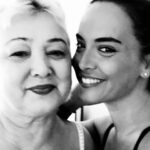Yeliz Şar Instagram - Annem…dostum,sırdaşım,yol gösterenim,arkamda ki koca dağım seni kaybetmenin acısı tarifsiz…bundan sonra ne olacak nasıl gidecek bu hayat bilmiyorum…Bana tarifsiz bir sevgi yaşattığın için sana sonsuz teşekkür ederim…tekrar dünyaya gelsem yine senin kızın olmak isterim…sözlerim yetersiz duygularım tarifsiz ne desem boş çünkü geri dönüşü olmayan bir gerçekle babamla beni bırakıp gittiniz…yattığın yer incitmesin huzur içinde uyu meleğim…çok şey yazmak söylemek istiyorum ama seni uğurlarken söyledim ve hergün de tekrar ederek söylüyorum beni gördüğünüze inanıyorum…babamla buluştun nurlar içinde uyuyun…ama ben 5 yıl önce yarım kalmışken şimdi herşeyimi kaybettim…bana sorardın öbür dünyada seni bulabilecekmiyim diye düşünüyorum derdin elbet bir gün buluşacağız anneciğim…seni çok seviyorum çokkkk…