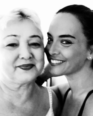 Yeliz Şar Instagram - Annem…dostum,sırdaşım,yol gösterenim,arkamda ki koca dağım seni kaybetmenin acısı tarifsiz…bundan sonra ne olacak nasıl gidecek bu hayat bilmiyorum…Bana tarifsiz bir sevgi yaşattığın için sana sonsuz teşekkür ederim…tekrar dünyaya gelsem yine senin kızın olmak isterim…sözlerim yetersiz duygularım tarifsiz ne desem boş çünkü geri dönüşü olmayan bir gerçekle babamla beni bırakıp gittiniz…yattığın yer incitmesin huzur içinde uyu meleğim…çok şey yazmak söylemek istiyorum ama seni uğurlarken söyledim ve hergün de tekrar ederek söylüyorum beni gördüğünüze inanıyorum…babamla buluştun nurlar içinde uyuyun…ama ben 5 yıl önce yarım kalmışken şimdi herşeyimi kaybettim…bana sorardın öbür dünyada seni bulabilecekmiyim diye düşünüyorum derdin elbet bir gün buluşacağız anneciğim…seni çok seviyorum çokkkk…