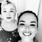 Yeliz Şar Instagram - Annem…dostum,sırdaşım,yol gösterenim,arkamda ki koca dağım seni kaybetmenin acısı tarifsiz…bundan sonra ne olacak nasıl gidecek bu hayat bilmiyorum…Bana tarifsiz bir sevgi yaşattığın için sana sonsuz teşekkür ederim…tekrar dünyaya gelsem yine senin kızın olmak isterim…sözlerim yetersiz duygularım tarifsiz ne desem boş çünkü geri dönüşü olmayan bir gerçekle babamla beni bırakıp gittiniz…yattığın yer incitmesin huzur içinde uyu meleğim…çok şey yazmak söylemek istiyorum ama seni uğurlarken söyledim ve hergün de tekrar ederek söylüyorum beni gördüğünüze inanıyorum…babamla buluştun nurlar içinde uyuyun…ama ben 5 yıl önce yarım kalmışken şimdi herşeyimi kaybettim…bana sorardın öbür dünyada seni bulabilecekmiyim diye düşünüyorum derdin elbet bir gün buluşacağız anneciğim…seni çok seviyorum çokkkk…
