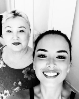 Yeliz Şar Instagram - Annem…dostum,sırdaşım,yol gösterenim,arkamda ki koca dağım seni kaybetmenin acısı tarifsiz…bundan sonra ne olacak nasıl gidecek bu hayat bilmiyorum…Bana tarifsiz bir sevgi yaşattığın için sana sonsuz teşekkür ederim…tekrar dünyaya gelsem yine senin kızın olmak isterim…sözlerim yetersiz duygularım tarifsiz ne desem boş çünkü geri dönüşü olmayan bir gerçekle babamla beni bırakıp gittiniz…yattığın yer incitmesin huzur içinde uyu meleğim…çok şey yazmak söylemek istiyorum ama seni uğurlarken söyledim ve hergün de tekrar ederek söylüyorum beni gördüğünüze inanıyorum…babamla buluştun nurlar içinde uyuyun…ama ben 5 yıl önce yarım kalmışken şimdi herşeyimi kaybettim…bana sorardın öbür dünyada seni bulabilecekmiyim diye düşünüyorum derdin elbet bir gün buluşacağız anneciğim…seni çok seviyorum çokkkk…