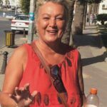 Yeliz Şar Instagram - Annem…dostum,sırdaşım,yol gösterenim,arkamda ki koca dağım seni kaybetmenin acısı tarifsiz…bundan sonra ne olacak nasıl gidecek bu hayat bilmiyorum…Bana tarifsiz bir sevgi yaşattığın için sana sonsuz teşekkür ederim…tekrar dünyaya gelsem yine senin kızın olmak isterim…sözlerim yetersiz duygularım tarifsiz ne desem boş çünkü geri dönüşü olmayan bir gerçekle babamla beni bırakıp gittiniz…yattığın yer incitmesin huzur içinde uyu meleğim…çok şey yazmak söylemek istiyorum ama seni uğurlarken söyledim ve hergün de tekrar ederek söylüyorum beni gördüğünüze inanıyorum…babamla buluştun nurlar içinde uyuyun…ama ben 5 yıl önce yarım kalmışken şimdi herşeyimi kaybettim…bana sorardın öbür dünyada seni bulabilecekmiyim diye düşünüyorum derdin elbet bir gün buluşacağız anneciğim…seni çok seviyorum çokkkk…