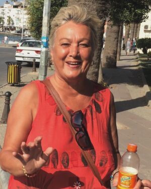 Yeliz Şar Instagram - Annem…dostum,sırdaşım,yol gösterenim,arkamda ki koca dağım seni kaybetmenin acısı tarifsiz…bundan sonra ne olacak nasıl gidecek bu hayat bilmiyorum…Bana tarifsiz bir sevgi yaşattığın için sana sonsuz teşekkür ederim…tekrar dünyaya gelsem yine senin kızın olmak isterim…sözlerim yetersiz duygularım tarifsiz ne desem boş çünkü geri dönüşü olmayan bir gerçekle babamla beni bırakıp gittiniz…yattığın yer incitmesin huzur içinde uyu meleğim…çok şey yazmak söylemek istiyorum ama seni uğurlarken söyledim ve hergün de tekrar ederek söylüyorum beni gördüğünüze inanıyorum…babamla buluştun nurlar içinde uyuyun…ama ben 5 yıl önce yarım kalmışken şimdi herşeyimi kaybettim…bana sorardın öbür dünyada seni bulabilecekmiyim diye düşünüyorum derdin elbet bir gün buluşacağız anneciğim…seni çok seviyorum çokkkk…