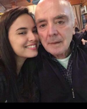 Yeliz Şar Instagram - Tanıyan herkes bilir benim melek kalpli dünya beyefendisi bir babam vardı..Kimseyi kırmadı bir tek kötü sözü olmadı.. O dünyanın en sevgi dolu babasıydı eskiden babası olmayan kişiler babalar gününden nefret ederdim şimdi onları çok iyi anlıyorum ama bütün babalar evlatları için çok değerlidirHayattayken onlara sımsıkı sarılın