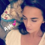 Yeliz Şar Instagram - Canım kızım bizi bırakıp gittiğine hala inanamıyorum..sensizlik çok zor..bana koşulsuz sevilmeyi sevmeyi öğrettin..seni hiç unutmayacağım ve hep çok özleyeceğim…sen muhteşem bir kızdın beni görünce dans etmen,usluluğun,bakışın,oburluğun,tatlılığın…huzur içinde uyu Mia bal küpüm💗🙏
