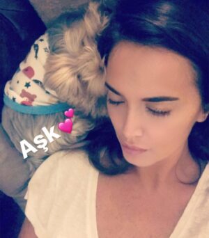 Yeliz Şar Instagram - Canım kızım bizi bırakıp gittiğine hala inanamıyorum..sensizlik çok zor..bana koşulsuz sevilmeyi sevmeyi öğrettin..seni hiç unutmayacağım ve hep çok özleyeceğim…sen muhteşem bir kızdın beni görünce dans etmen,usluluğun,bakışın,oburluğun,tatlılığın…huzur içinde uyu Mia bal küpüm💗🙏