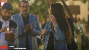 Yeliz Şar Instagram - Annemsiz geçen ilk doğum günümdü çok zor bir gündü…güzel ekibimiz unutmayıp bana süpriz yapıp kutladılar..çok mutlu oldum ve duygulandım..çok teşekkür ederim 🙏❤️ @semihba @kismetdizi_  @ntcmedyatv