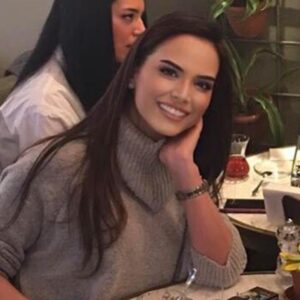 Yeliz Şar Instagram - Kazaklar çıktıysa kış geldi demektir🙄