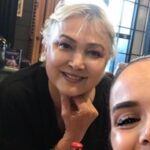 Yeliz Şar Instagram - Annem…dostum,sırdaşım,yol gösterenim,arkamda ki koca dağım seni kaybetmenin acısı tarifsiz…bundan sonra ne olacak nasıl gidecek bu hayat bilmiyorum…Bana tarifsiz bir sevgi yaşattığın için sana sonsuz teşekkür ederim…tekrar dünyaya gelsem yine senin kızın olmak isterim…sözlerim yetersiz duygularım tarifsiz ne desem boş çünkü geri dönüşü olmayan bir gerçekle babamla beni bırakıp gittiniz…yattığın yer incitmesin huzur içinde uyu meleğim…çok şey yazmak söylemek istiyorum ama seni uğurlarken söyledim ve hergün de tekrar ederek söylüyorum beni gördüğünüze inanıyorum…babamla buluştun nurlar içinde uyuyun…ama ben 5 yıl önce yarım kalmışken şimdi herşeyimi kaybettim…bana sorardın öbür dünyada seni bulabilecekmiyim diye düşünüyorum derdin elbet bir gün buluşacağız anneciğim…seni çok seviyorum çokkkk…