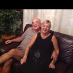 Yeliz Şar Instagram - Annem…dostum,sırdaşım,yol gösterenim,arkamda ki koca dağım seni kaybetmenin acısı tarifsiz…bundan sonra ne olacak nasıl gidecek bu hayat bilmiyorum…Bana tarifsiz bir sevgi yaşattığın için sana sonsuz teşekkür ederim…tekrar dünyaya gelsem yine senin kızın olmak isterim…sözlerim yetersiz duygularım tarifsiz ne desem boş çünkü geri dönüşü olmayan bir gerçekle babamla beni bırakıp gittiniz…yattığın yer incitmesin huzur içinde uyu meleğim…çok şey yazmak söylemek istiyorum ama seni uğurlarken söyledim ve hergün de tekrar ederek söylüyorum beni gördüğünüze inanıyorum…babamla buluştun nurlar içinde uyuyun…ama ben 5 yıl önce yarım kalmışken şimdi herşeyimi kaybettim…bana sorardın öbür dünyada seni bulabilecekmiyim diye düşünüyorum derdin elbet bir gün buluşacağız anneciğim…seni çok seviyorum çokkkk…