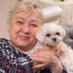 Yeliz Şar Instagram - Annem…dostum,sırdaşım,yol gösterenim,arkamda ki koca dağım seni kaybetmenin acısı tarifsiz…bundan sonra ne olacak nasıl gidecek bu hayat bilmiyorum…Bana tarifsiz bir sevgi yaşattığın için sana sonsuz teşekkür ederim…tekrar dünyaya gelsem yine senin kızın olmak isterim…sözlerim yetersiz duygularım tarifsiz ne desem boş çünkü geri dönüşü olmayan bir gerçekle babamla beni bırakıp gittiniz…yattığın yer incitmesin huzur içinde uyu meleğim…çok şey yazmak söylemek istiyorum ama seni uğurlarken söyledim ve hergün de tekrar ederek söylüyorum beni gördüğünüze inanıyorum…babamla buluştun nurlar içinde uyuyun…ama ben 5 yıl önce yarım kalmışken şimdi herşeyimi kaybettim…bana sorardın öbür dünyada seni bulabilecekmiyim diye düşünüyorum derdin elbet bir gün buluşacağız anneciğim…seni çok seviyorum çokkkk…