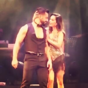 Yeliz Şar Instagram - Dün gece Harbiye Açıkhava sahnesini tıklım tıklım dolduran şahane seyricimize sonsuz teşekkürler🙏ilk müzikalim,Harbiye Açıkhava'da olmak,duayenlerle aynı sahnede inanılmaz bir mutluluk🙏 emeğin çok büyük iyi ki varsın @nursonbahar şahane dostlar edindim herkes birbirine sahip çıktı hepsi işinin ennn iyisi @mertturak @aycavarlier @pembekeci @onrtrn @gokce.bhdr @selalesehnazsam @samilevi13 @begooo @irmare @edisgörgülü @burcubiricik @keremgzl_ @gunayynarli ve ve ve veeeee en değerlim @haldundormen kelimeler yetersiz kalır sevgim,saygım ve gururum iyi ki🙏 @broadwayistanbul veeee canım dostum işinin en iyisi @emrealtug sahnede zaten harikasın bunu herkes biliyor ama tüm desteğin emeğin için çok teşekkürler iyi ki iyi ki👍👍🙏🙏🙏