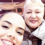 Yeliz Şar Instagram - Annem…dostum,sırdaşım,yol gösterenim,arkamda ki koca dağım seni kaybetmenin acısı tarifsiz…bundan sonra ne olacak nasıl gidecek bu hayat bilmiyorum…Bana tarifsiz bir sevgi yaşattığın için sana sonsuz teşekkür ederim…tekrar dünyaya gelsem yine senin kızın olmak isterim…sözlerim yetersiz duygularım tarifsiz ne desem boş çünkü geri dönüşü olmayan bir gerçekle babamla beni bırakıp gittiniz…yattığın yer incitmesin huzur içinde uyu meleğim…çok şey yazmak söylemek istiyorum ama seni uğurlarken söyledim ve hergün de tekrar ederek söylüyorum beni gördüğünüze inanıyorum…babamla buluştun nurlar içinde uyuyun…ama ben 5 yıl önce yarım kalmışken şimdi herşeyimi kaybettim…bana sorardın öbür dünyada seni bulabilecekmiyim diye düşünüyorum derdin elbet bir gün buluşacağız anneciğim…seni çok seviyorum çokkkk…
