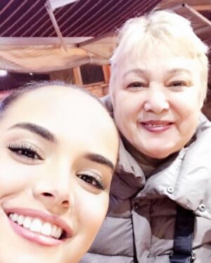Yeliz Şar Instagram - Annem…dostum,sırdaşım,yol gösterenim,arkamda ki koca dağım seni kaybetmenin acısı tarifsiz…bundan sonra ne olacak nasıl gidecek bu hayat bilmiyorum…Bana tarifsiz bir sevgi yaşattığın için sana sonsuz teşekkür ederim…tekrar dünyaya gelsem yine senin kızın olmak isterim…sözlerim yetersiz duygularım tarifsiz ne desem boş çünkü geri dönüşü olmayan bir gerçekle babamla beni bırakıp gittiniz…yattığın yer incitmesin huzur içinde uyu meleğim…çok şey yazmak söylemek istiyorum ama seni uğurlarken söyledim ve hergün de tekrar ederek söylüyorum beni gördüğünüze inanıyorum…babamla buluştun nurlar içinde uyuyun…ama ben 5 yıl önce yarım kalmışken şimdi herşeyimi kaybettim…bana sorardın öbür dünyada seni bulabilecekmiyim diye düşünüyorum derdin elbet bir gün buluşacağız anneciğim…seni çok seviyorum çokkkk…