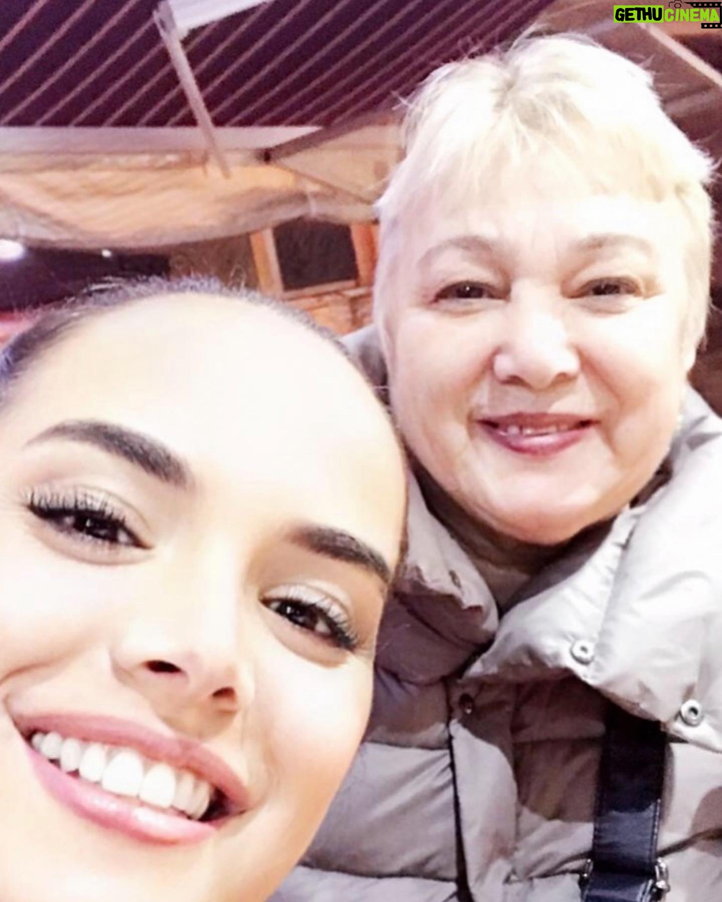 Yeliz Şar - 42.4K Likes - Annem…dostum,sırdaşım,yol gösterenim,arkamda ki koca dağım seni kaybetmenin acısı tarifsiz…bundan sonra ne olacak nasıl gidecek bu hayat bilmiyorum…Bana tarifsiz bir sevgi yaşattığın için sana sonsuz teşekkür ederim…tekrar dünyaya gelsem yine senin kızın olmak isterim…sözlerim yetersiz duygularım tarifsiz ne desem boş çünkü geri dönüşü olmayan bir gerçekle babamla beni bırakıp gittiniz…yattığın yer incitmesin huzur içinde uyu meleğim…çok şey yazmak söylemek istiyorum ama seni uğurlarken söyledim ve hergün de tekrar ederek söylüyorum beni gördüğünüze inanıyorum…babamla buluştun nurlar içinde uyuyun…ama ben 5 yıl önce yarım kalmışken şimdi herşeyimi kaybettim…bana sorardın öbür dünyada seni bulabilecekmiyim diye düşünüyorum derdin elbet bir gün buluşacağız anneciğim…seni çok seviyorum çokkkk…