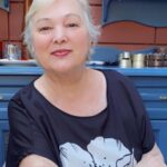 Yeliz Şar Instagram - Annem…dostum,sırdaşım,yol gösterenim,arkamda ki koca dağım seni kaybetmenin acısı tarifsiz…bundan sonra ne olacak nasıl gidecek bu hayat bilmiyorum…Bana tarifsiz bir sevgi yaşattığın için sana sonsuz teşekkür ederim…tekrar dünyaya gelsem yine senin kızın olmak isterim…sözlerim yetersiz duygularım tarifsiz ne desem boş çünkü geri dönüşü olmayan bir gerçekle babamla beni bırakıp gittiniz…yattığın yer incitmesin huzur içinde uyu meleğim…çok şey yazmak söylemek istiyorum ama seni uğurlarken söyledim ve hergün de tekrar ederek söylüyorum beni gördüğünüze inanıyorum…babamla buluştun nurlar içinde uyuyun…ama ben 5 yıl önce yarım kalmışken şimdi herşeyimi kaybettim…bana sorardın öbür dünyada seni bulabilecekmiyim diye düşünüyorum derdin elbet bir gün buluşacağız anneciğim…seni çok seviyorum çokkkk…