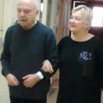 Yeliz Şar Instagram - Annem…dostum,sırdaşım,yol gösterenim,arkamda ki koca dağım seni kaybetmenin acısı tarifsiz…bundan sonra ne olacak nasıl gidecek bu hayat bilmiyorum…Bana tarifsiz bir sevgi yaşattığın için sana sonsuz teşekkür ederim…tekrar dünyaya gelsem yine senin kızın olmak isterim…sözlerim yetersiz duygularım tarifsiz ne desem boş çünkü geri dönüşü olmayan bir gerçekle babamla beni bırakıp gittiniz…yattığın yer incitmesin huzur içinde uyu meleğim…çok şey yazmak söylemek istiyorum ama seni uğurlarken söyledim ve hergün de tekrar ederek söylüyorum beni gördüğünüze inanıyorum…babamla buluştun nurlar içinde uyuyun…ama ben 5 yıl önce yarım kalmışken şimdi herşeyimi kaybettim…bana sorardın öbür dünyada seni bulabilecekmiyim diye düşünüyorum derdin elbet bir gün buluşacağız anneciğim…seni çok seviyorum çokkkk…