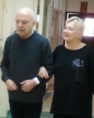 Yeliz Şar Instagram - Annem…dostum,sırdaşım,yol gösterenim,arkamda ki koca dağım seni kaybetmenin acısı tarifsiz…bundan sonra ne olacak nasıl gidecek bu hayat bilmiyorum…Bana tarifsiz bir sevgi yaşattığın için sana sonsuz teşekkür ederim…tekrar dünyaya gelsem yine senin kızın olmak isterim…sözlerim yetersiz duygularım tarifsiz ne desem boş çünkü geri dönüşü olmayan bir gerçekle babamla beni bırakıp gittiniz…yattığın yer incitmesin huzur içinde uyu meleğim…çok şey yazmak söylemek istiyorum ama seni uğurlarken söyledim ve hergün de tekrar ederek söylüyorum beni gördüğünüze inanıyorum…babamla buluştun nurlar içinde uyuyun…ama ben 5 yıl önce yarım kalmışken şimdi herşeyimi kaybettim…bana sorardın öbür dünyada seni bulabilecekmiyim diye düşünüyorum derdin elbet bir gün buluşacağız anneciğim…seni çok seviyorum çokkkk…