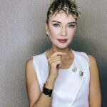 Yeliz Doğramacılar Instagram - Makyaj : Muhteşem makyaj @meryemuyanmakeupstudyo 💋 Saç : Harika saç 👩‍🦰@ulasetike @ozhankeles Kıyafet : Tiril Tiril şahane kumaşla 👗 şıklık birarada @baharerturkboutique Aksesuarlar : 🎀 @baharerturkboutique Ciltbakımı ve küçük dokunuşlar :🪴 @goldenblackadana Fotograf 📸 canım @rebetum 1 kişi gözükor ama çok kişi çalışıyor…. Canım ekibim herzaman yanımda cok ama cok teşekkür ediyorum iyi ki varsınız… 🙏🏽 #reklam