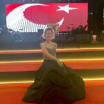 Yeliz Doğramacılar Instagram - Adana Hacı Sabancı Organize Sanayi 50.yıl kutlaması ve balo yemeği 🎤 Elbise : @daisymdaa Makyaj : @__gamzebayindir__ Takılar : @navetbyersin Saç : @kuaforkenanbayindir Fotograflar : @muhammed_ali_fotografcilik Organizasyon : @openorganizasyon Ekip : ⭐️⭐️⭐️⭐️⭐️ 🌺🌺🌺🌺🙏🏽🍀