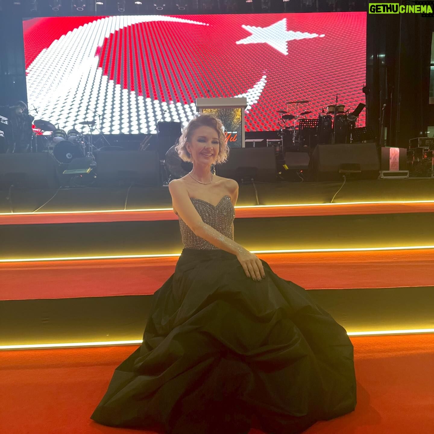 Yeliz Doğramacılar Instagram - Adana Hacı Sabancı Organize Sanayi 50.yıl kutlaması ve balo yemeği 🎤 Elbise : @daisymdaa Makyaj : @__gamzebayindir__ Takılar : @navetbyersin Saç : @kuaforkenanbayindir Fotograflar : @muhammed_ali_fotografcilik Organizasyon : @openorganizasyon Ekip : ⭐️⭐️⭐️⭐️⭐️ 🌺🌺🌺🌺🙏🏽🍀
