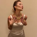 Yeliz Doğramacılar Instagram - 🕊️🍀🤍🎉🇹🇷 Elbisem : @daisymdaa Takılarım :@aydin.altunbuken @tuajewelry Saç : @ulasetike Makyaj : @makeupmeryemuyan Asistanım : @elbikayhan Güzelliğimin sırrı ☺️ : @goldenblackadana @drbuketsenkaya Ekibim 🙏🏽🙏🏽🍀🍀💫💫