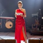 Yeliz Doğramacılar Instagram - Güney Eğitim Vakfının 29.yılında Güney’in incisi ödül törenini bir kez daha sunmanın gururu… 🎤❤️ Elbisem : @sofaratelier Takılarım : @tuajewelry @aydin.altunbuken Saç & Makyaj : @ulasetike @meryemuyanmakeupstudyo @ozhankeles