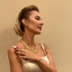 Yeliz Doğramacılar Instagram - 🕊️🍀🤍🎉🇹🇷 Elbisem : @daisymdaa Takılarım :@aydin.altunbuken @tuajewelry Saç : @ulasetike Makyaj : @makeupmeryemuyan Asistanım : @elbikayhan Güzelliğimin sırrı ☺️ : @goldenblackadana @drbuketsenkaya Ekibim 🙏🏽🙏🏽🍀🍀💫💫