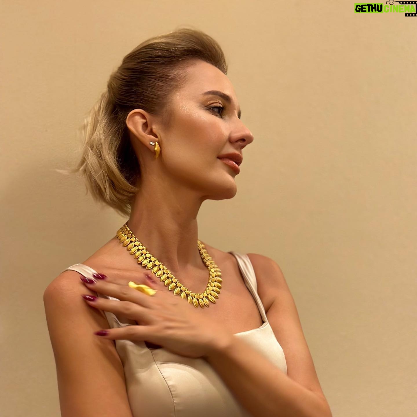 Yeliz Doğramacılar Instagram - 🕊️🍀🤍🎉🇹🇷 Elbisem : @daisymdaa Takılarım :@aydin.altunbuken @tuajewelry Saç : @ulasetike Makyaj : @makeupmeryemuyan Asistanım : @elbikayhan Güzelliğimin sırrı ☺️ : @goldenblackadana @drbuketsenkaya Ekibim 🙏🏽🙏🏽🍀🍀💫💫