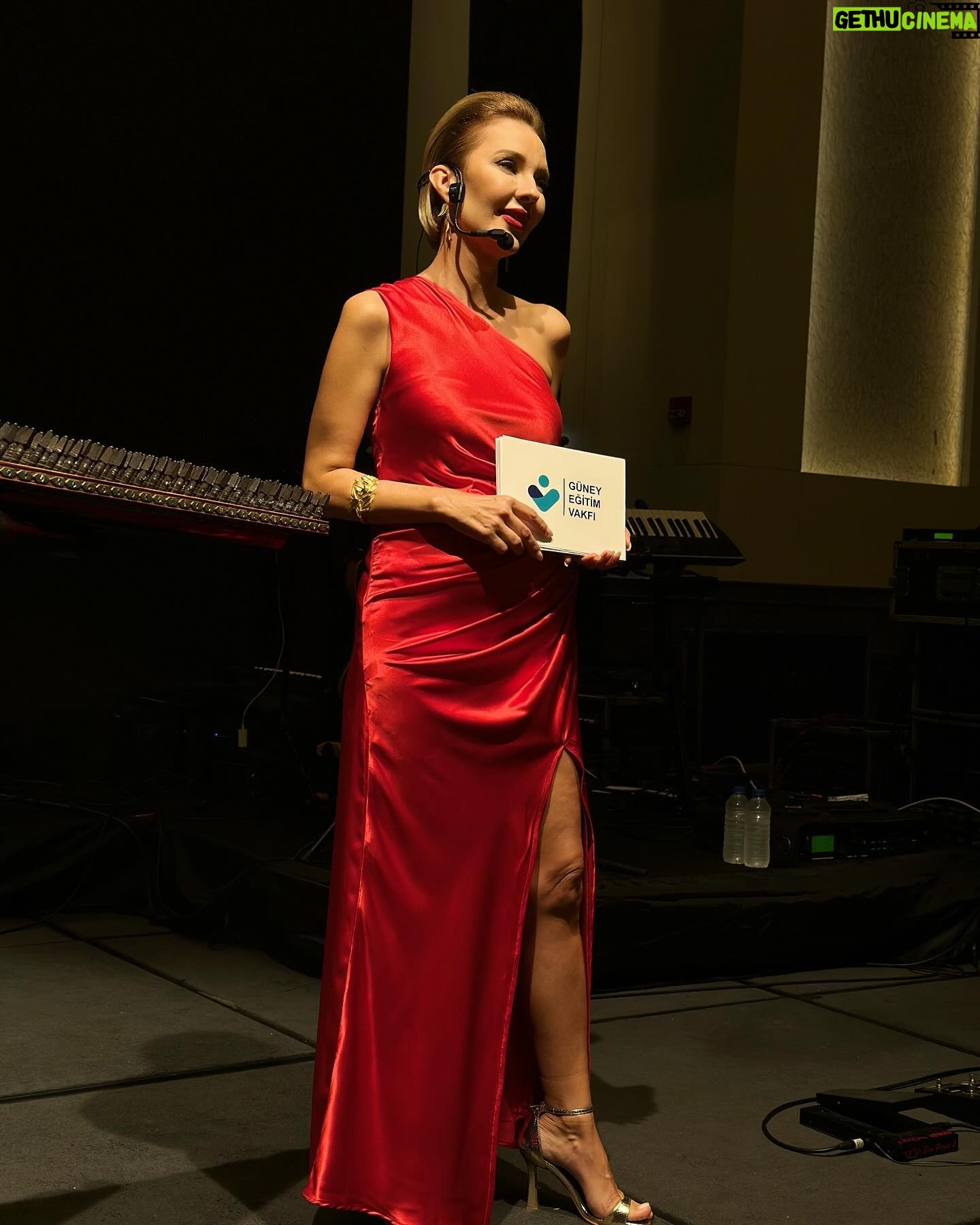 Yeliz Doğramacılar Instagram - Güney Eğitim Vakfının 29.yılında Güney’in incisi ödül törenini bir kez daha sunmanın gururu… 🎤❤️ Elbisem : @sofaratelier Takılarım : @tuajewelry @aydin.altunbuken Saç & Makyaj : @ulasetike @meryemuyanmakeupstudyo @ozhankeles