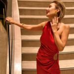Yeliz Doğramacılar Instagram - Güney Eğitim Vakfının 29.yılında Güney’in incisi ödül törenini bir kez daha sunmanın gururu… 🎤❤️ Elbisem : @sofaratelier Takılarım : @tuajewelry @aydin.altunbuken Saç & Makyaj : @ulasetike @meryemuyanmakeupstudyo @ozhankeles